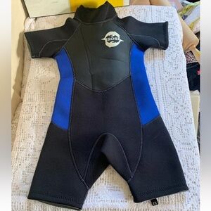 EUC Isosi Junior Youth Black & Blue Neoprene Surf Dive Wetsuit Short Sleeve Sz 6